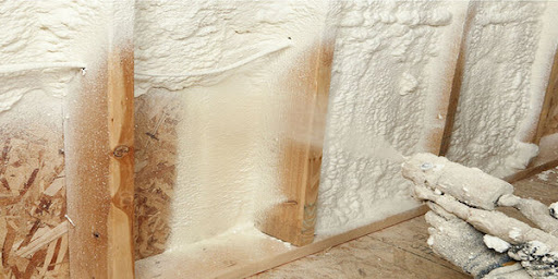 Tiến hành phun lớp PU Foam chống thấm màu trắng ngà lên tường
